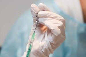 Після вакцинації від COVID-19 померла сім'я: 13-річна дівчинка залишилася сиротою