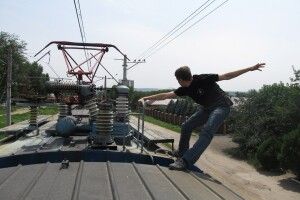 До реанімації доправили 13-річного «зачепера», який катався на даху електрички 