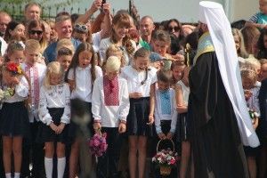Митрополит Михаїл примусив луцьке чиновництво чухати потилиці – благословив їх на будівництво 28-ої школи