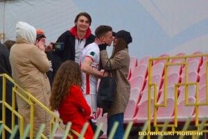 Футболіст «Волині» освідчився дівчині після матчу