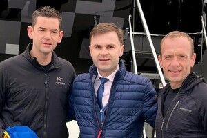 Американський бізнесмен, командир екіпажу SpaceX особисто прилетів до України, щоб привезти допомогу для армії
