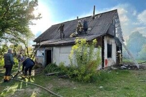 На Поліссі дві бригади вогнеборців гасили пожежу у житловому будинку