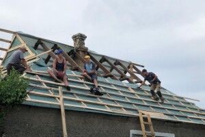 Херсонщина: волиняни відремонтували в деокупованому селі дахи, тепер вставлятимуть вікна (Фото)
