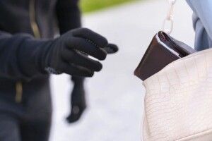 У Луцьку затримали рецидивіста, який поцупив гаманець із доларами