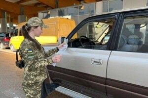 Влада працює над спрощенням порядку виїзду певних категорій чоловіків за кордон