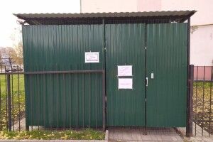 У Луцьку ОСББ на Чорновола взяв під замок контейнери для сміття (Фото)