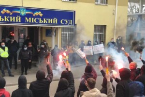 З вогнем і плакатами: серійного рівненського ґвалтівника чатують під судом десятки людей (Відео)