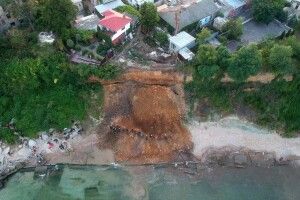 В Одесі зсув грунту накрив пляж