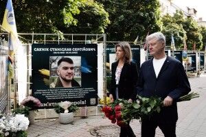 Порошенко у День памʼяті загиблих захисників: найкраща шана — сильна Україна, за яку вони воювали