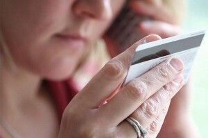 Волинянка викликала поліцію, бо їй докучають кредитори