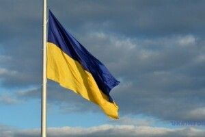 Надніпрянські школярі не дали «синьо-жовтому» впасти (Відео)