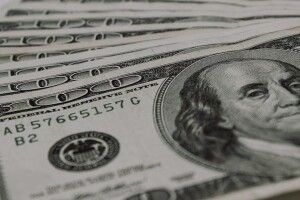 Чому українці в листопаді скуповували валюту, і чи варто нині бігти до обмінників 