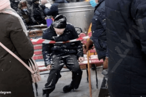 Під час святкової літургії біля церкви на лавочці помер чоловік