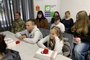 На Волині дітям загиблих воїнів вручили пам'ятні відзнаки «Батьківське серце»