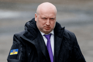 Рятувати Крим виїхало шість бронетранспортерів. Дорогою зламалось чотири, - Турчинов