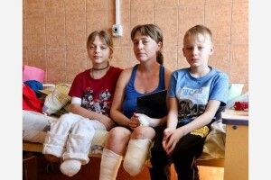 Мама і донька, які втратили ноги внаслідок ракетного удару рф по Краматорську, отримали протези