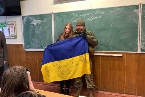 Воїн завітав у Луцький ліцей, щоб подякувати дівчинці за зворушливого листа (Відео)