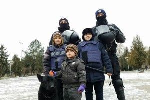 Під час «Різдвяних зустрічей з копами» малечі дозволяли майже все