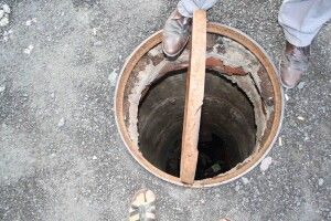 У Луцькому районі у каналізаційни люк провалилися люди: загинула жінка