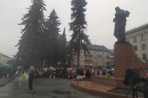Біля пам'ятника Тарасу Шевченку в Луцьку оголосили збір коштів для ЗСУ (Фото)