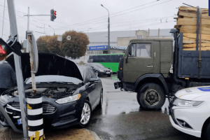 У Луцьку легковик на’їхав на світлофор через водія КаМАЗа, який не пропустив його (Відео)