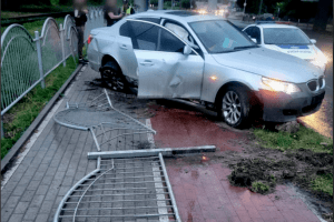 У Луцьку молодий керманич зніс паркан