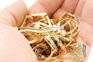 На Волині неповнолітні викрали з будинку золото і… спиртні напої