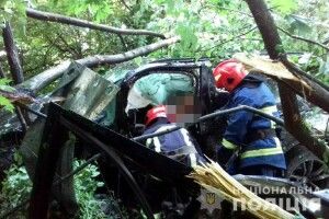 На Рівненщині «BMW X5» злетів з автодороги «Київ-Чоп» у кювет: водій загинув на місці (Фото)