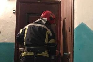 У Рівному за дверима зачиненої квартири знайшли тіло жінки