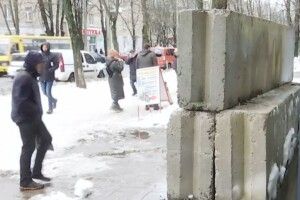 Бетонними блоками перекрили вхід у наливайку