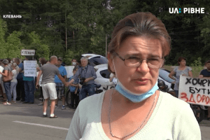 Сотня клеванців вимагала біля підприємства-виробника фарб ліквідувати сморід