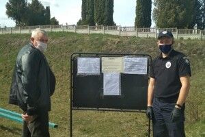 Поліцейські з Локач закликають дотримуватися карантину під час поминальних днів