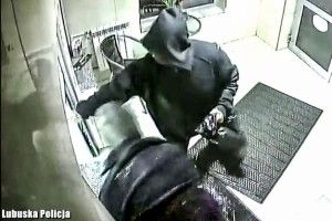 Двох українців підозрюють в розбійному нападі на пункт обміну валют у Польщі