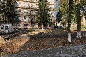 У Луцьку поруч із дитячою поліклінікою зняли старий паркан