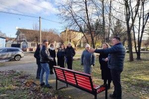 У Ківерцях встановили «Червону лавку», як символ протидії домашньому насильству