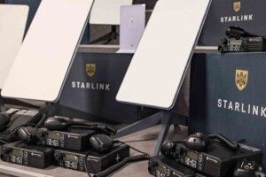 «На війні немає вихідних»: Порошенко передав «Старлінки» і рації у нову бригаду ДШВ (Відео)