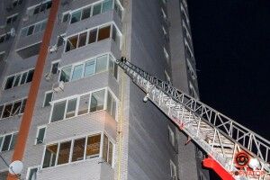 Закоханий парубок намагався залізти до дівчини на 16-ий поверх по газовій трубі (Фото)