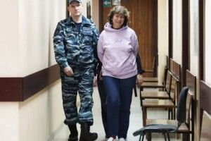 Жінка, яка залишила записку на могилі батьків Путіна, може сісти в тюрму