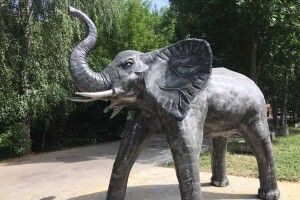 Приборкувачі металу викували гігантських слона і динозавра