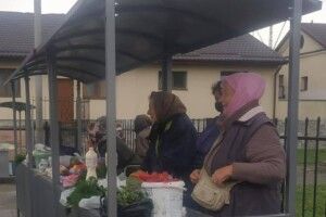 У Луцьку біля залізничного вокзалу зробили місце для торгівлі продуктами 