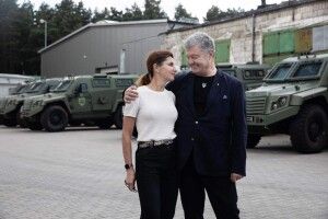 Порошенко зворушливо привітав дружину з річницею весілля і пригадав, як вона 24 лютого просила дати їй зброю