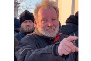 Невже священик стріляв з рушниці по людях?