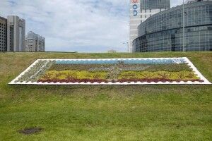 У Києві «зацвіла» легендарна марка з російським кораблем (Фото)