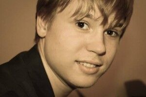 Українець на балконі в Італії приголомшливо зіграв мелодію «Чорнобривців» (Відео)