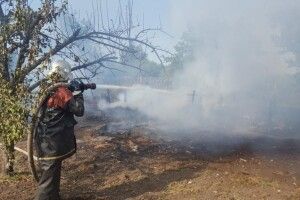 На Рівненщині викликали пожежників, бо хтось невідомий підпалив... туалет