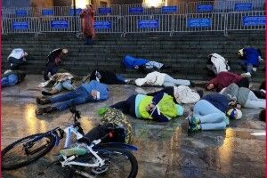 Буча-Тбілісі: десятки людей зі зв'язаними руками лягли біля сходів до парламенту Грузії