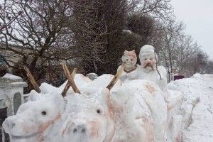 Подружжя на волах: чоловік зліпив зі снігу незвичайні фігури (фото)