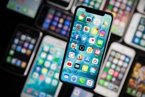 Українка приховала під спідницею майже 50 телефонів IPHONE