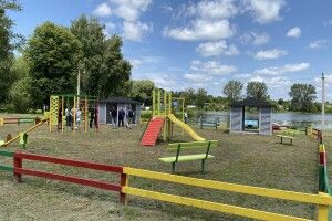 За сприяння міжнародних партнерів у громаді на Волині на березі ставка облаштували відпочинкову зону