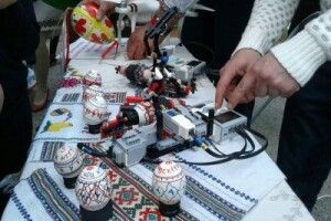 У Чернівцях презентували робота, який вміє розписувати писанки